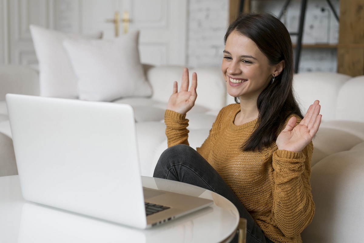 Mulher jovem usando leptop em consulta online